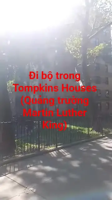 'Video thumbnail for Đi bộ trong Tompkins Houses (Quảng trường Martin Luther King)'