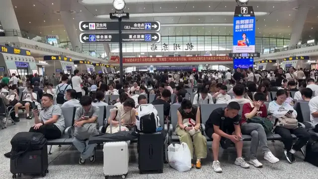 Video thumbnail for China: Typhoon Dolphin floods parts of Shanghai, disrupts travel.