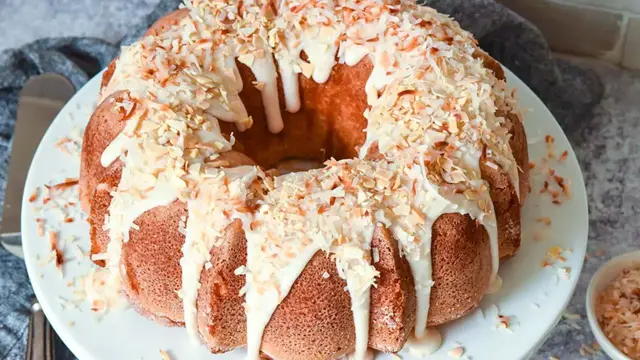 'Video thumbnail for Southern Louisiana Crunch Cake'