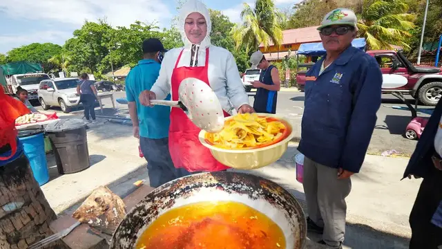 Video thumbnail for Epic NICARAGUAN STREET FOOD & Seafood Tour of San Juan del Sur, Nicaragua!!
