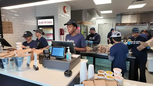 Video thumbnail for Pop-Up Bagels opens new location in Garden City