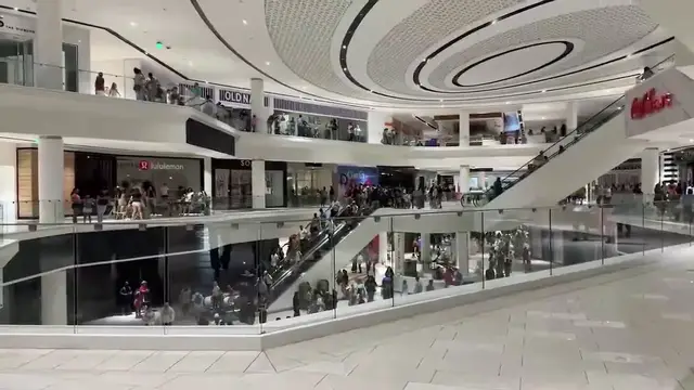 Video thumbnail for US: American Dream Mall Evacuates After Power Failure 3.