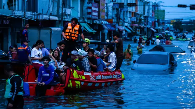 Video thumbnail for Thai capital flooding: Police help evacuate thousands of people from homes
