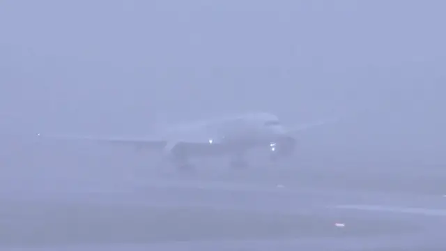 Video thumbnail for Airplane makes ‘miracle’ landing as Typhoon Dujuan hits Japan