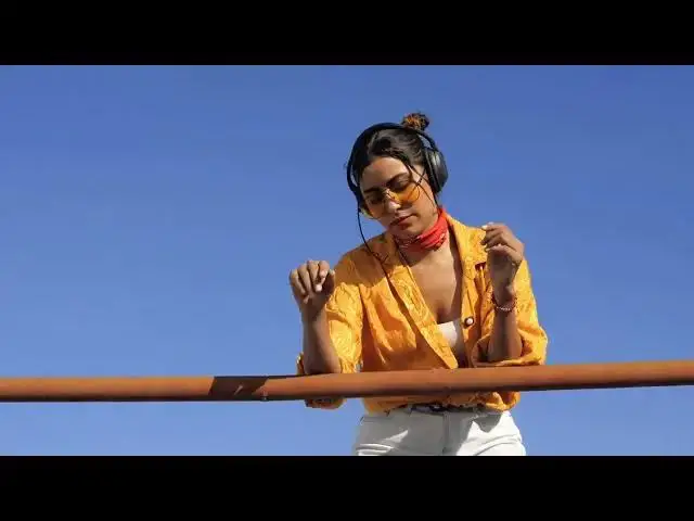 Video thumbnail for Standing Lady Listening