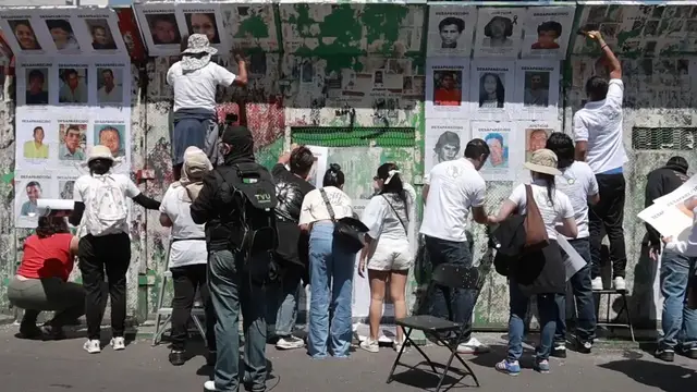 Video thumbnail for Mexico: Families of disappeared mark international memorial day in Mexico City.