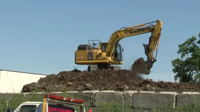 Video thumbnail for 'It stinks': Brentwood neighbors concerned over mulch order as state DEC issues violations to local facility