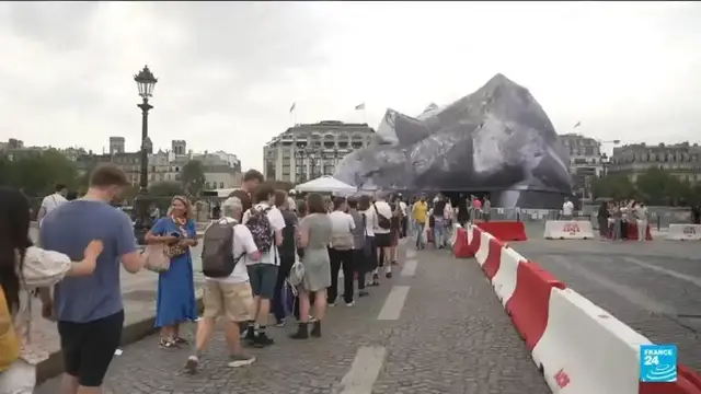 Video thumbnail for JR's "The Cave" on Paris' Pont Neuf is finally open to the public