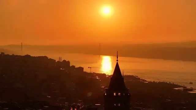 Video thumbnail for Türkiye: Sunrise over Bosphorus frames Istanbul's iconic Galata Tower.