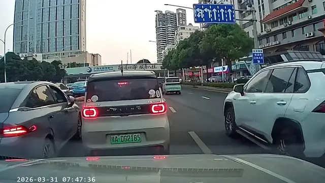 Video thumbnail for Driver Helps Fix Mirror After Fender Bender in Guangxi