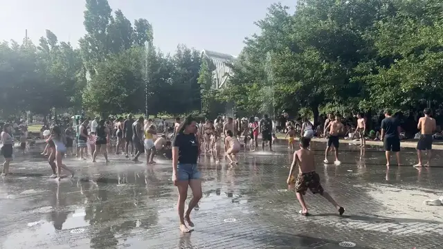 Video thumbnail for Spain: Heatwave drives Madrid residents to Manzanares River waterfront.