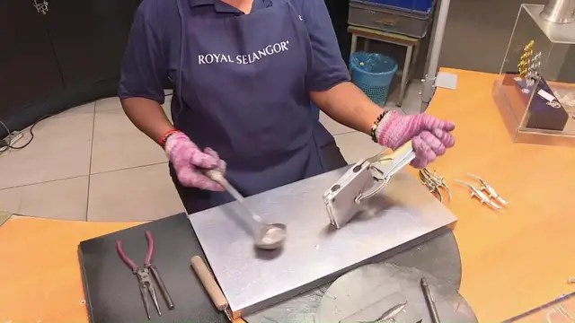 Video thumbnail for Malaysia: Malaysia manufacturing sales growth accelerates to 9.3 pct in Q2.