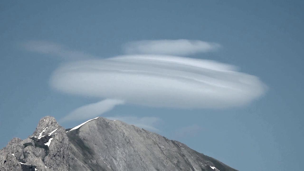 Video thumbnail for Türkiye: Lenticular clouds form above Mount Sumbul in southeastern Türkiye.
