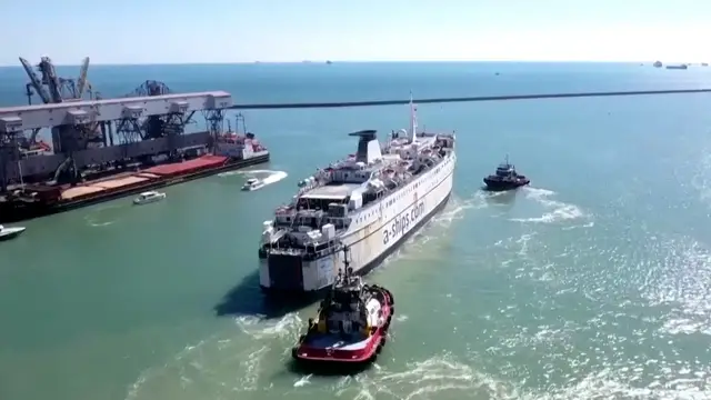 'Video thumbnail for Turkiye dispatches ship with 900 tonnes of food for Gaza'