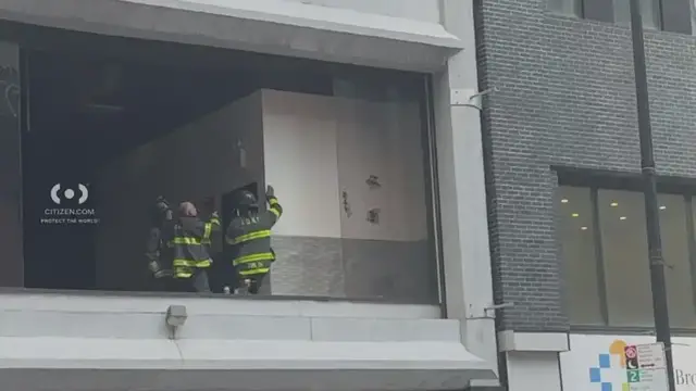 Video thumbnail for Falling glass panels strike 2 pedestrians in Downtown Brooklyn