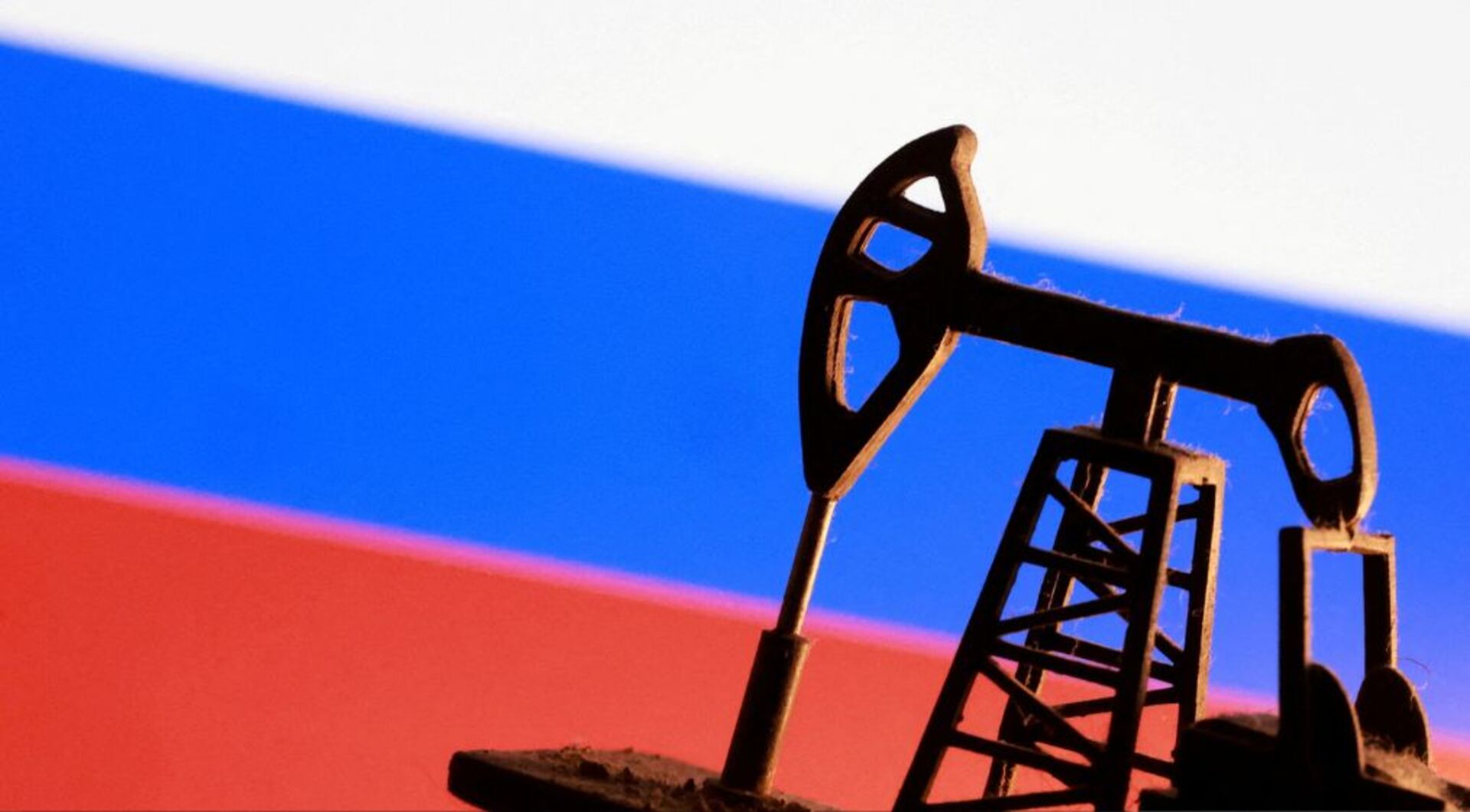 Video thumbnail for Russia's oil revenues rise amid global shortages, but risks loom