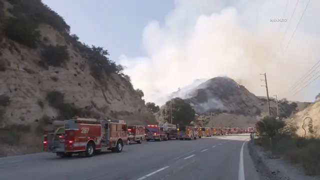 Video thumbnail for US, Los Angeles: Santa Clarita Tasha Fire Shuts Down Sierra Highway.