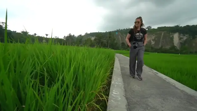 'Video thumbnail for Indonesia Village Food - GRANDMA'S RENDANG in Sumatra! Eating INDONESIAN FOOD with Minang People!'