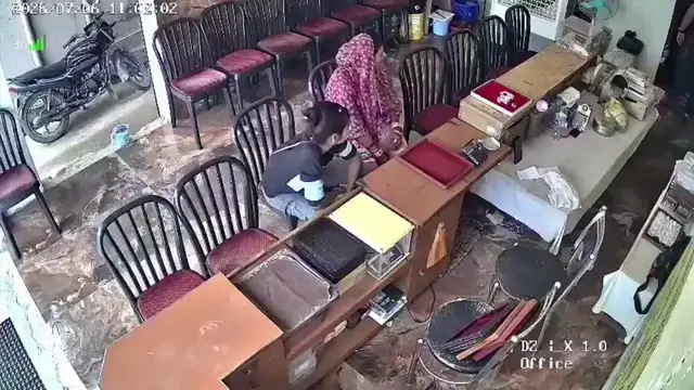 Video thumbnail for India: Woman caught allegedly stealing silver anklet from jewellery store, police complaint filed.