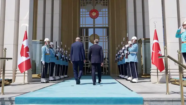 Video thumbnail for Türkiye: Turkish president receives Canada's premier as NATO summit begins in Ankara.
