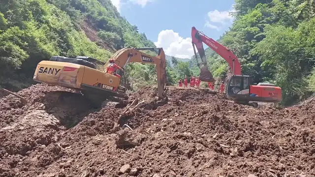 Video thumbnail for China: Landslide in northwest China's Gansu leaves multiple people missing, 17 rescued.