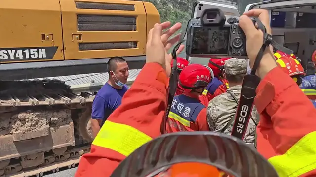 Video thumbnail for China: Seven rescued from Chongqing landslide.