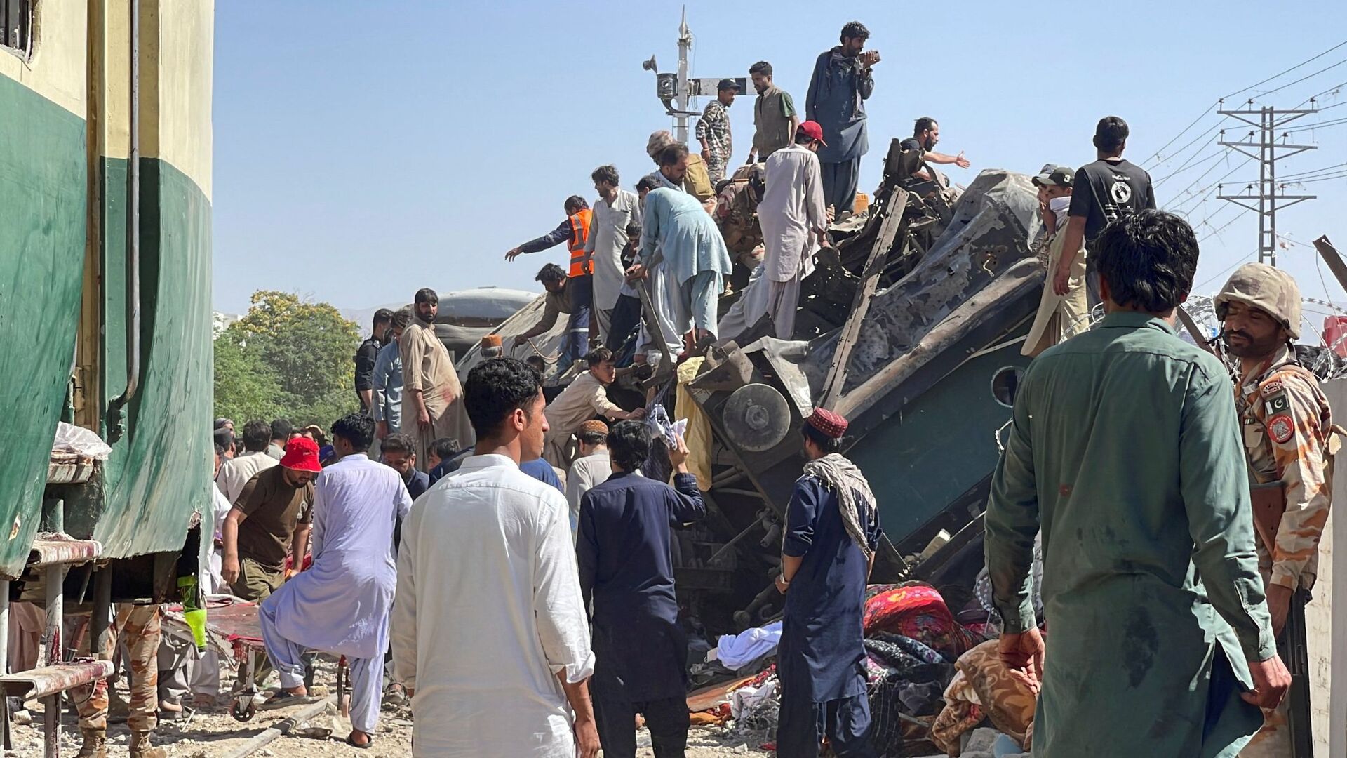Video thumbnail for Powerful blast hits train in Pakistan's Quetta, killing at least 10