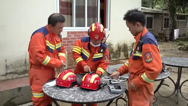 Video thumbnail for Nepal: Chinese, Nepali teams join forces in tunnel rescues after deadly mudslide.