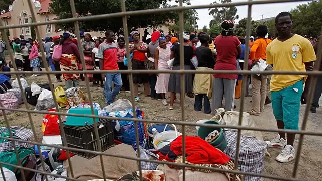 Video thumbnail for Zimbabweans return home from South Africa amid anti-immigrant tensions