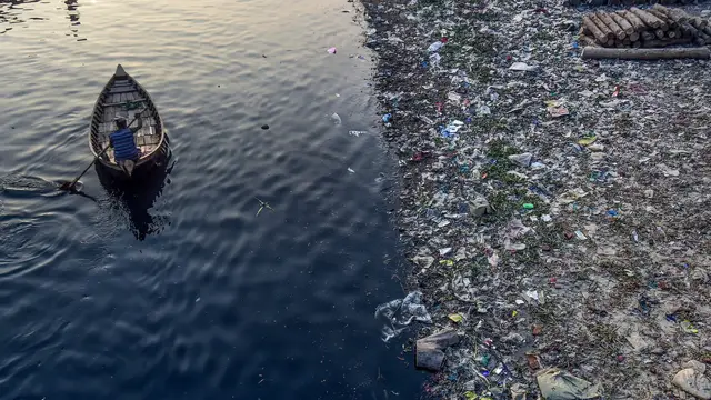 Video thumbnail for Dhaka’s polluted rivers threaten health and livelihoods in Bangladesh
