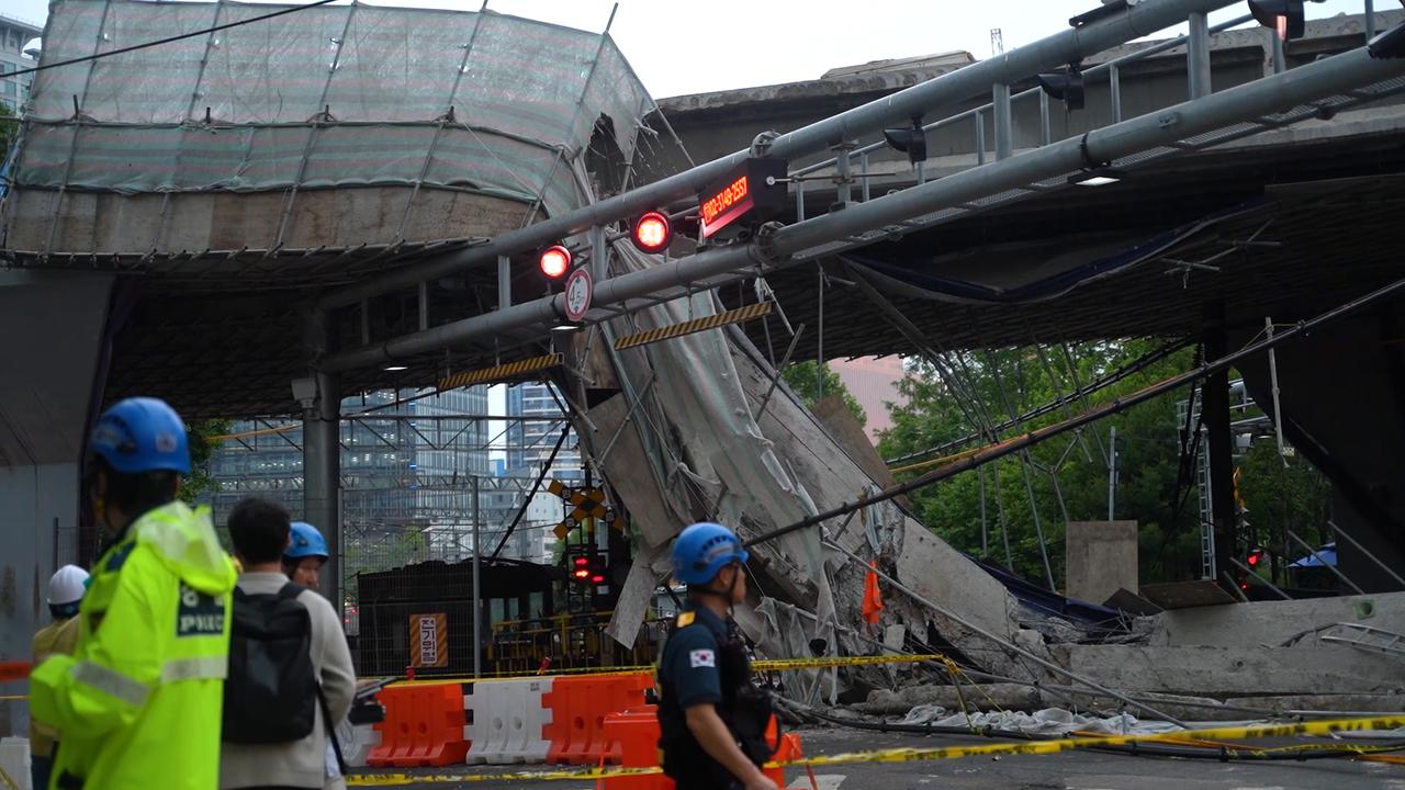 Video thumbnail for South Korea: Three killed after overpass collapse during demolition in Seoul.