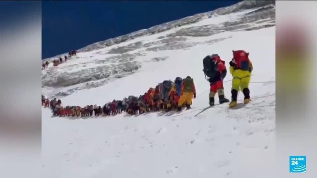 Video thumbnail for Experts urge authorities to limit number of climbers on Mount Everest