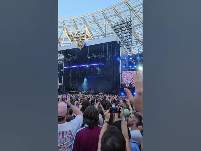 'Video thumbnail for Times Like These - Grohl claps for Audience!'