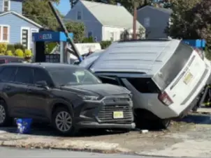 Video thumbnail for Driver attempting to avoid pedestrian crashes SUV into Elmwood Park gas station
