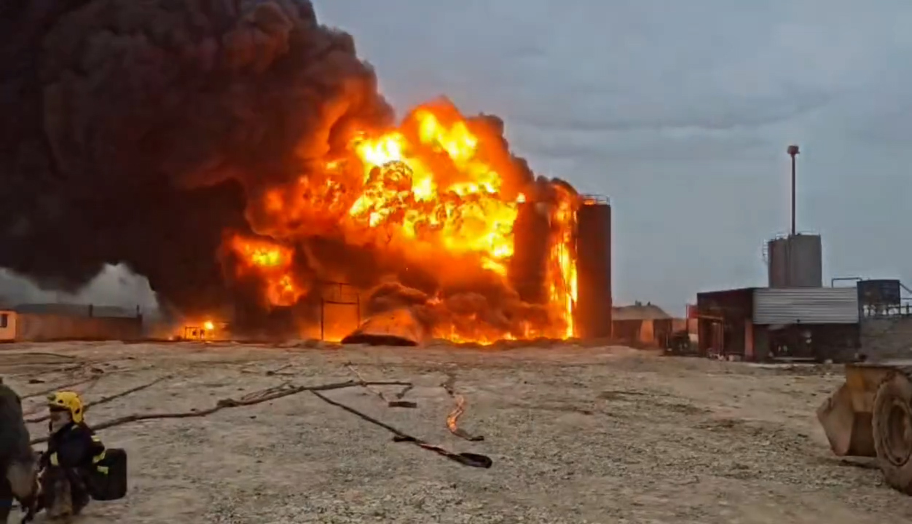 Video thumbnail for Massive fire engulfs oil storage tanks near Baghdad