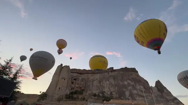 Video thumbnail for Türkiye: Hundreds of hot air balloons transform Cappadocia into a sunrise spectacle.