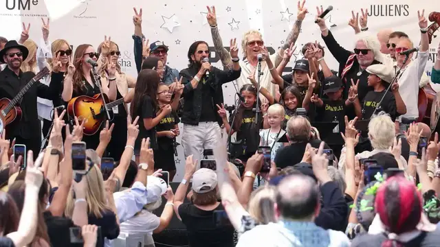 Video thumbnail for UNCAPTIONED: Ringo Starr receives honorary doctorate on 86th birthday.