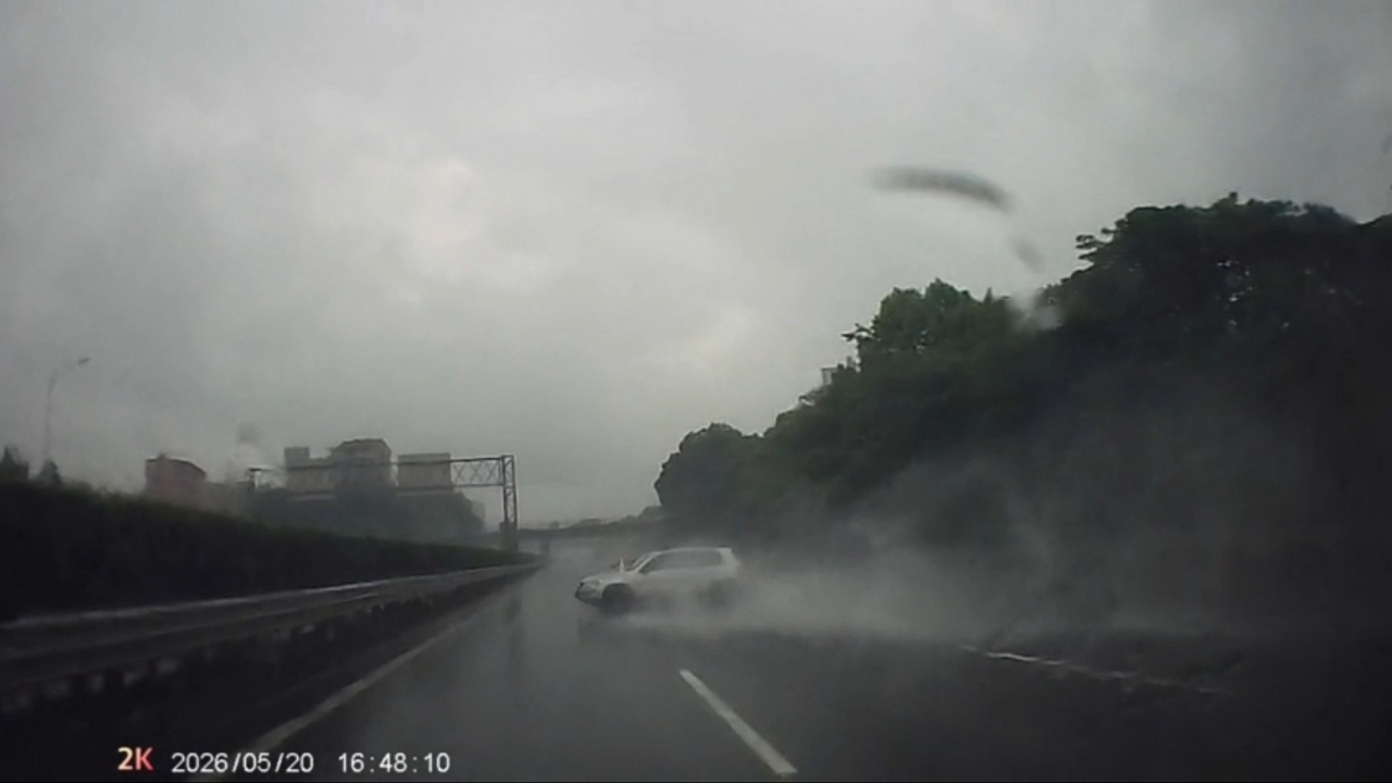 Video thumbnail for Car Skids on Wet Highway in Jiangxi, China – Close Call!