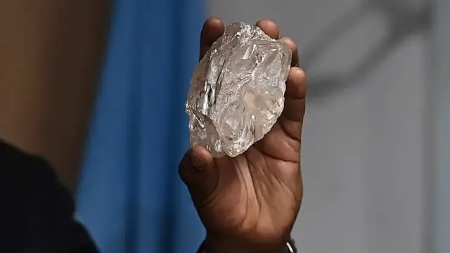 Video thumbnail for De Beers to pause work at S.Africa's largest diamond mine