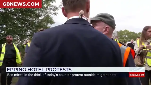 Video thumbnail for WATCH: Left-wing demonstrators hurl abuse at Ben Leo outside Epping migrant hotel