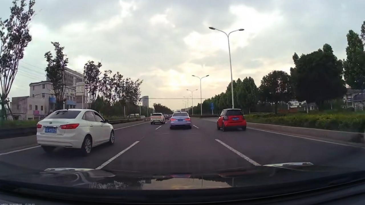 Video thumbnail for Sudden Lane Change Causes Car to Crash into Gutter in Nanjing