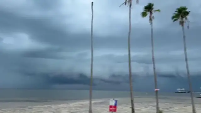 Video thumbnail for Florida: Shelf Cloud Hangs Over Tampa Bay.