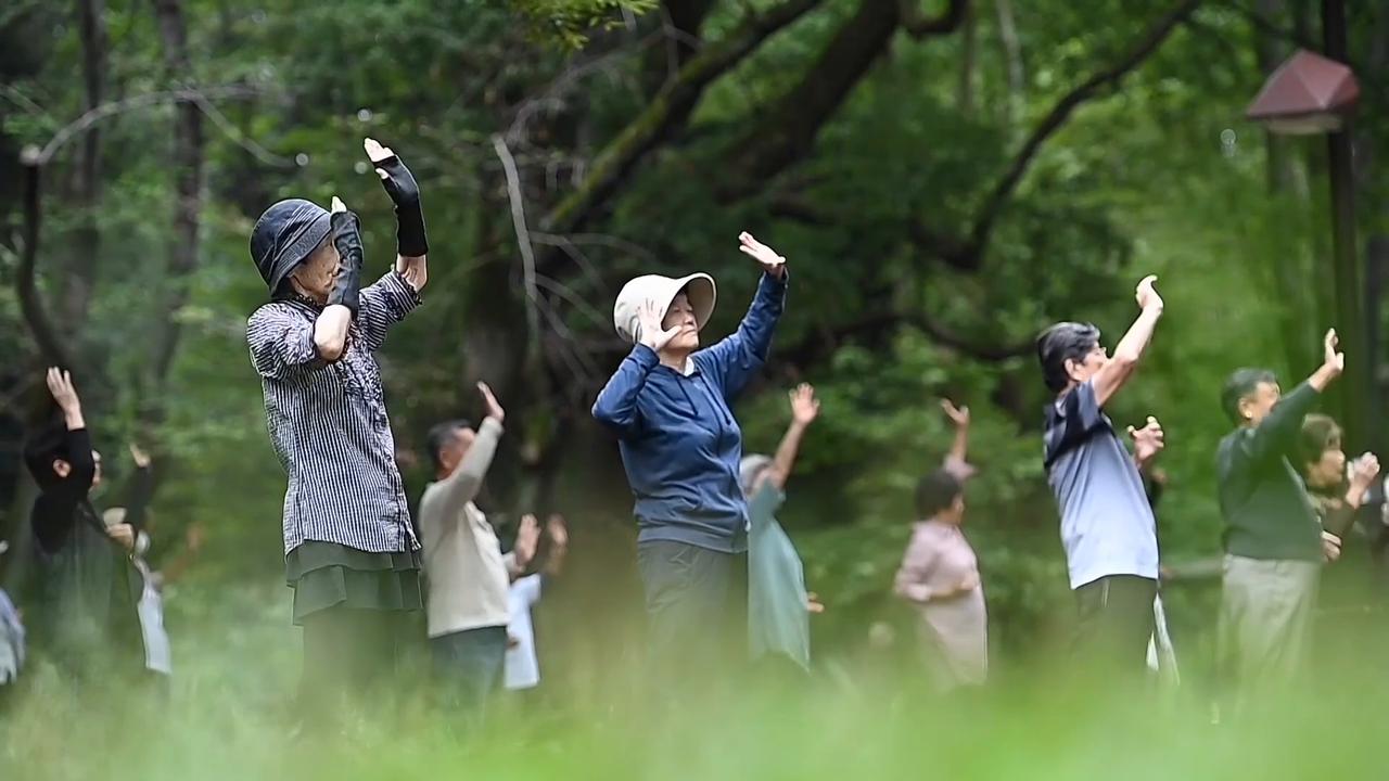 Video thumbnail for France: Japan hits record low births as fewer people get married.