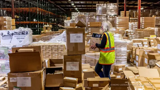 'Video thumbnail for Importers rush to LA bonded warehouses amid tariff pause with China'