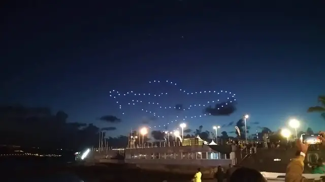 Video thumbnail for Spektakuläre Lichtershow mit Drohnen am Las Canteras