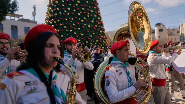 Video thumbnail for Christmas joy returns to Bethlehem amid Israeli raids across West Bank