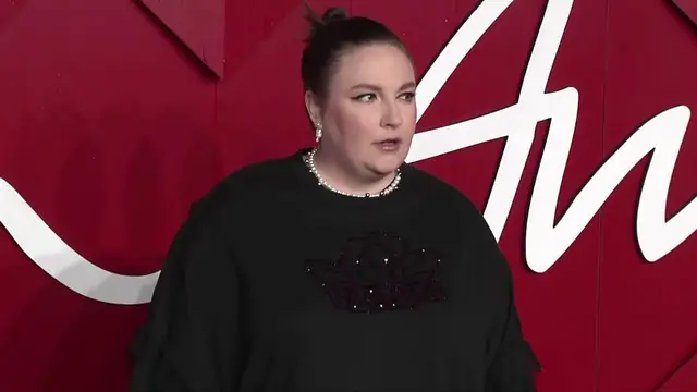 Video thumbnail for UNCAPTIONED: Lena Dunham announces five-episode revival of Girls.