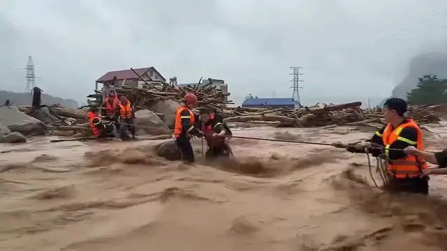 Video thumbnail for Vietnam: Torrential rains kill 4 in Vietnam.