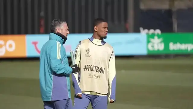 'Video thumbnail for FILE: Chelsea complete signing of Netherlands defender Hato from Ajax'