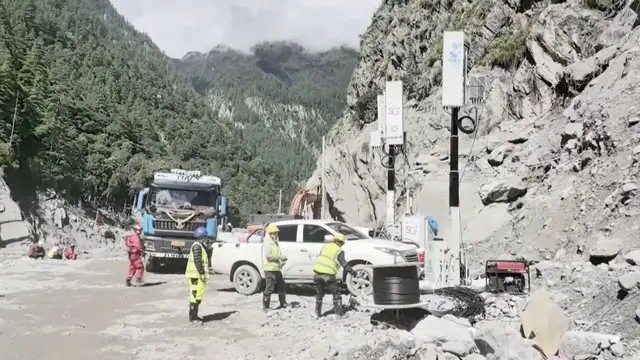 Video thumbnail for China: Telecom teams race to restore vital links at mudslide‑hit Gyirong Port in Xizang.